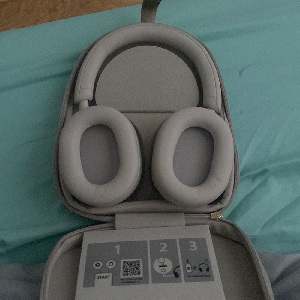 WH-1000XM5 Wireless Industry Leading Noise Canceling Headphones - Picture 2 of 2